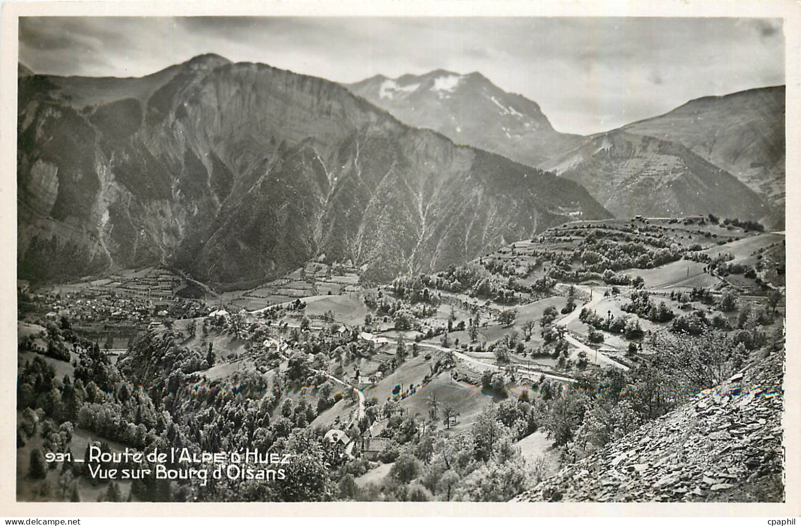 CPA Route de l'Alre d'Huez Vue sur Bourg d'Oisans