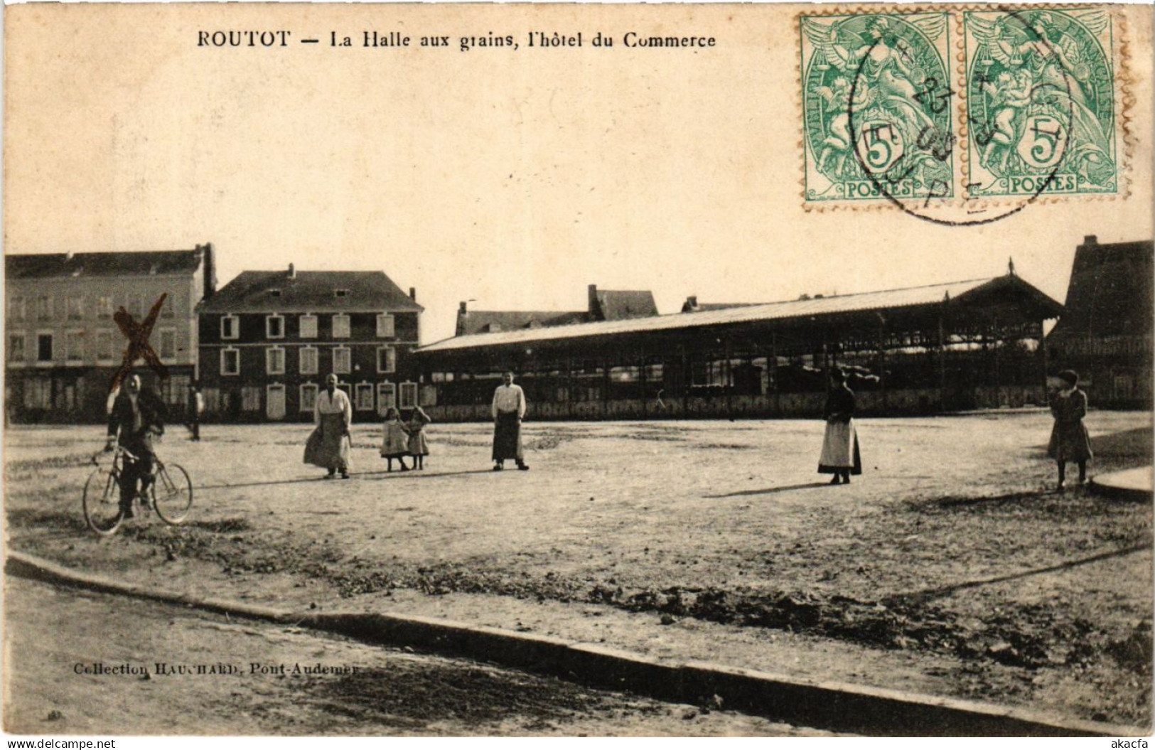 CPA ROUTOT - La Halle aux grains l'hotel du Commerce (392721)