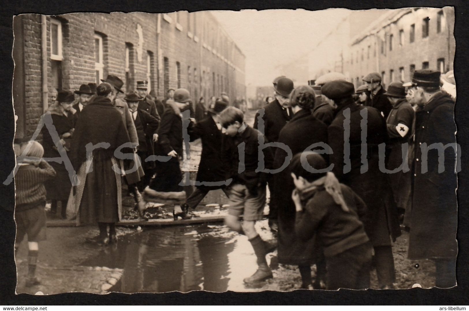 CPA / ROYALTY / Belgique / België / Reine Elisabeth / sinistrés des inondations / région Liègeoise / 1926