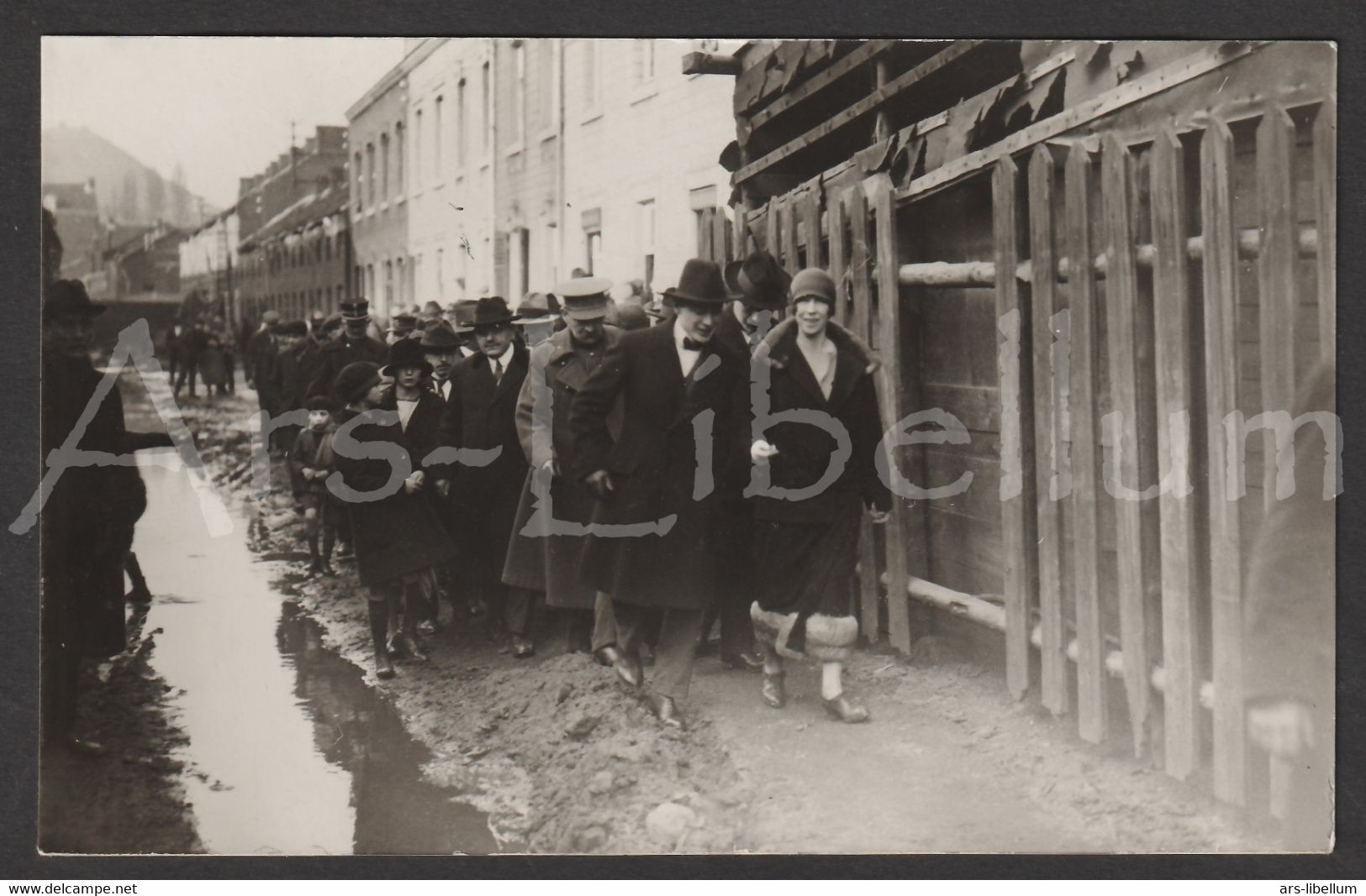 CPA / ROYALTY / Belgique / België / Reine Elisabeth / sinistrés des inondations / région Liègeoise / 1926