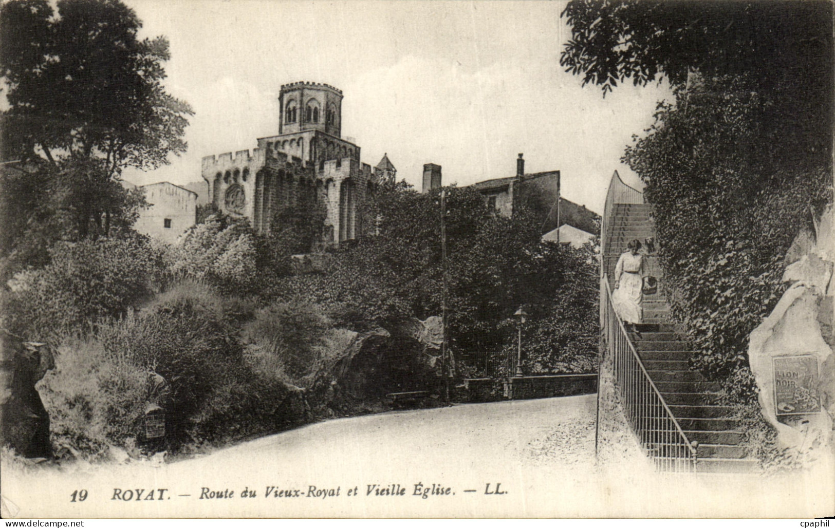 CPA Royat Route Du Vieux Royat Et Vieille Eglise emme
