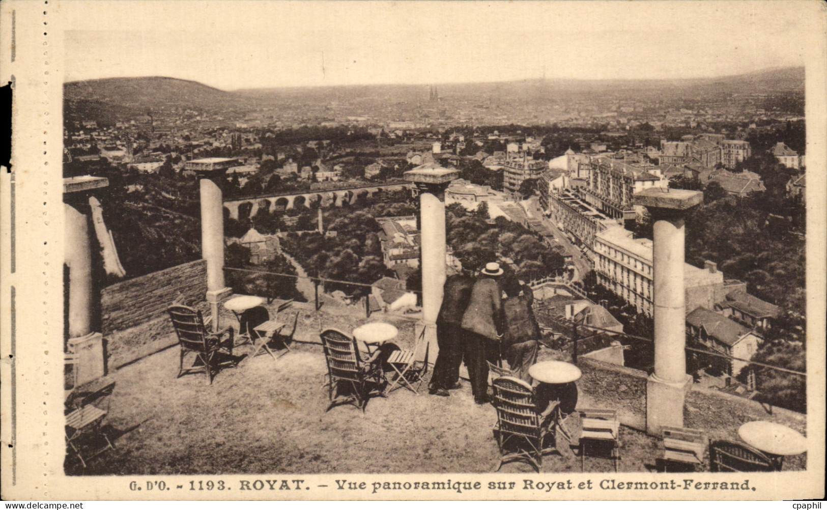 CPA Royat Vue Panoramique sur Royat et Clermont Ferrand