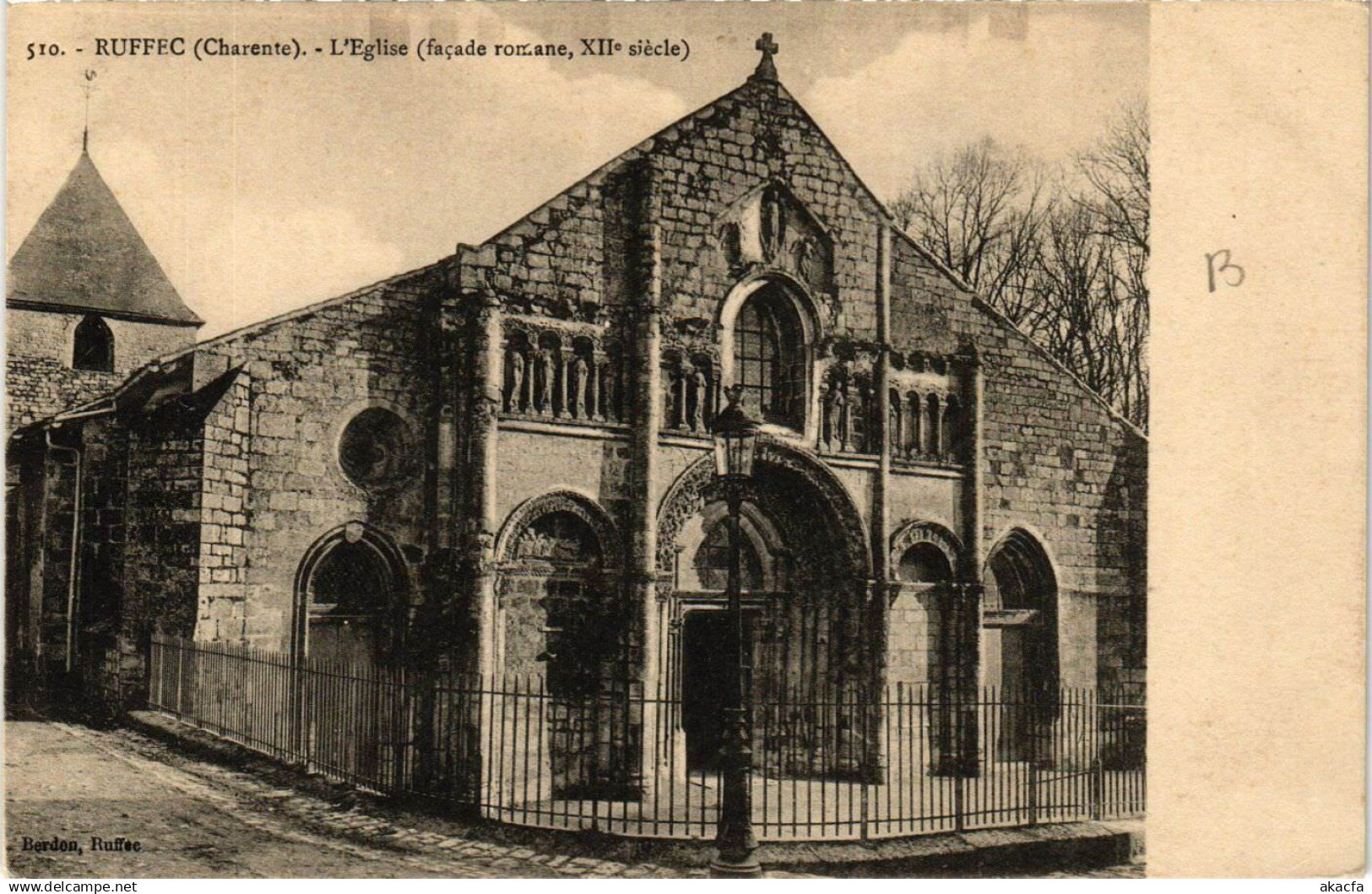 CPA RUFFEC - L'Église (facade romane XII siecle) (654562)