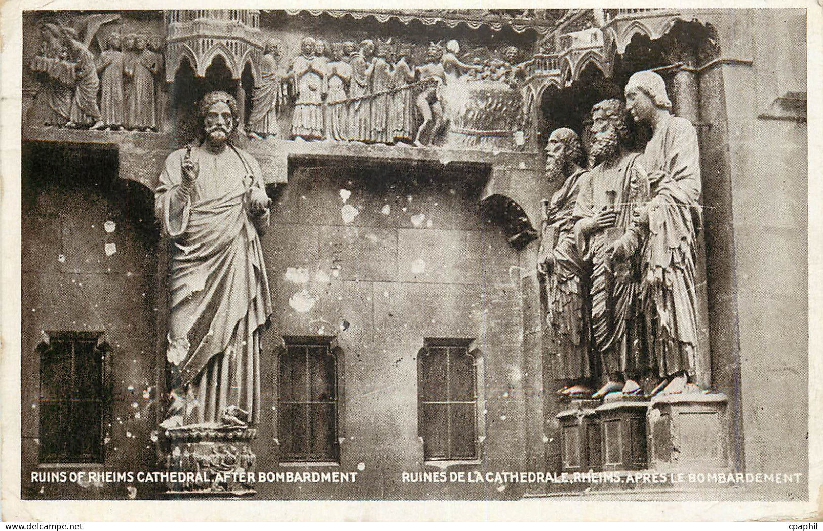 CPA Ruines de la cathedrale Rheims apres le bombardement Militaria