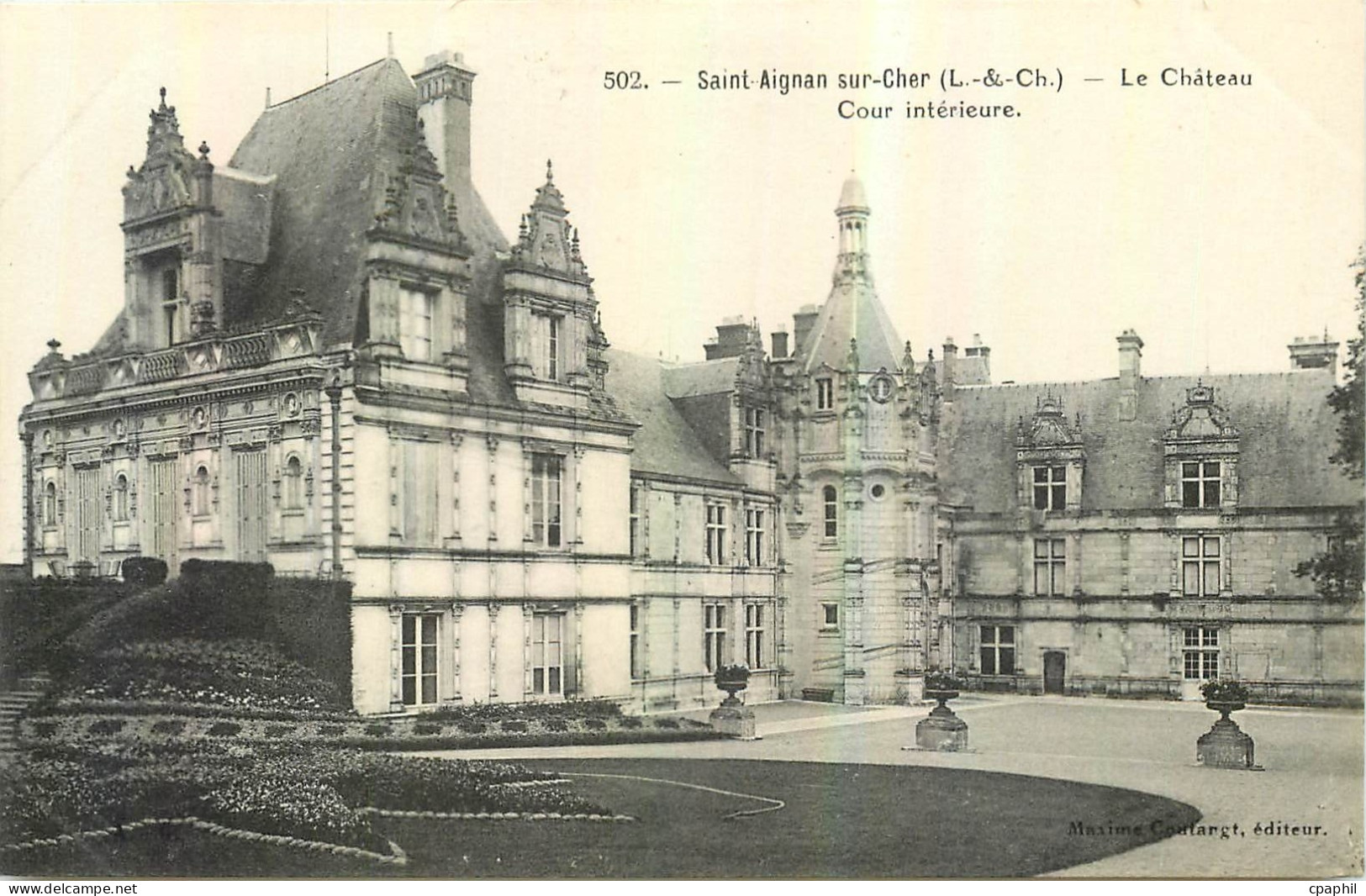 CPA Saint Aignan sur Cher L et Ch le chateau cour interieure