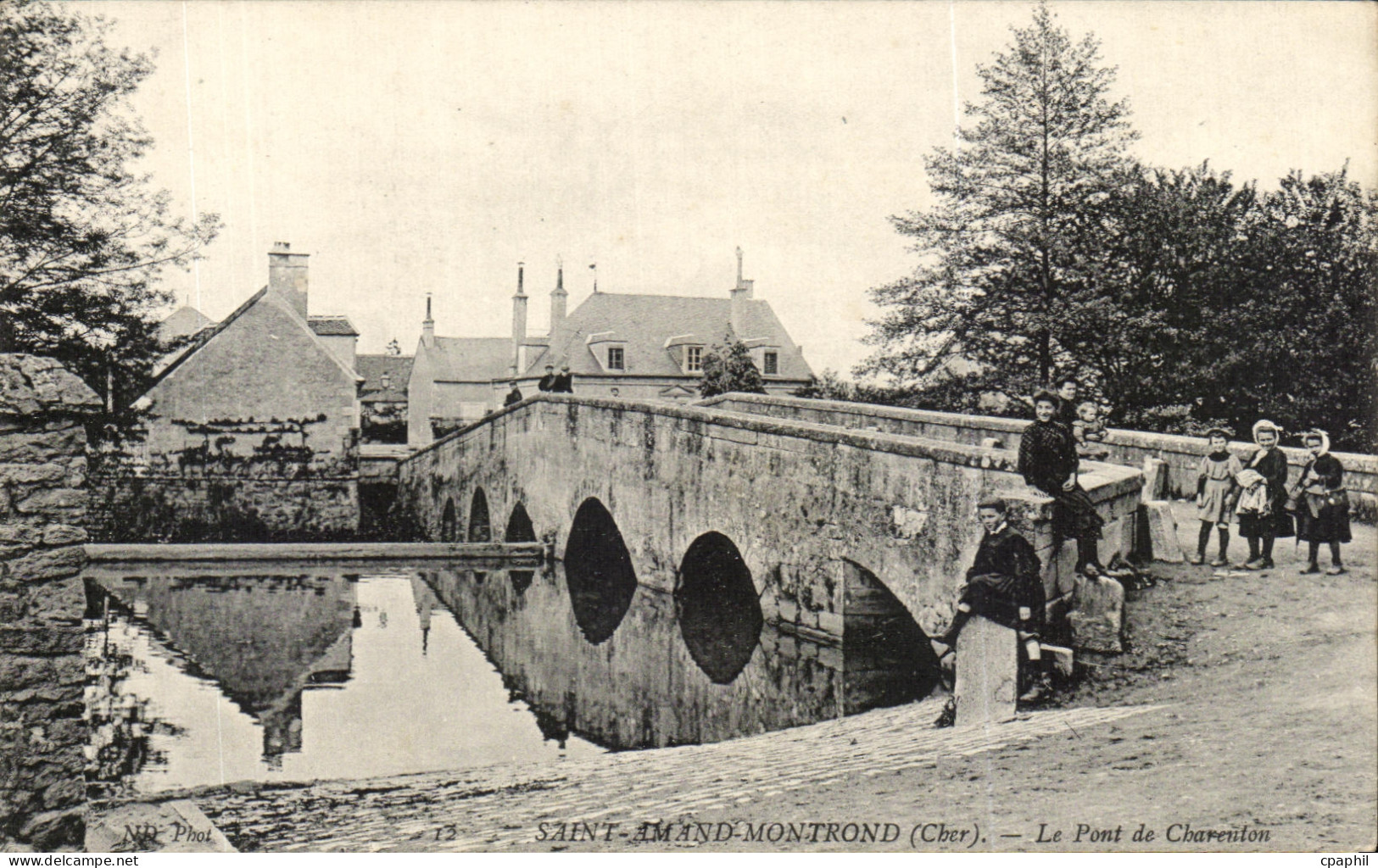 CPA Saint Amand Montrond Le Pont De Charenton Enfants