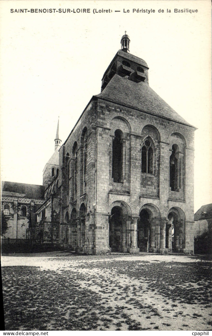 CPA Saint Benoit sur Loire Loiret Le Peristyle de la Basilique