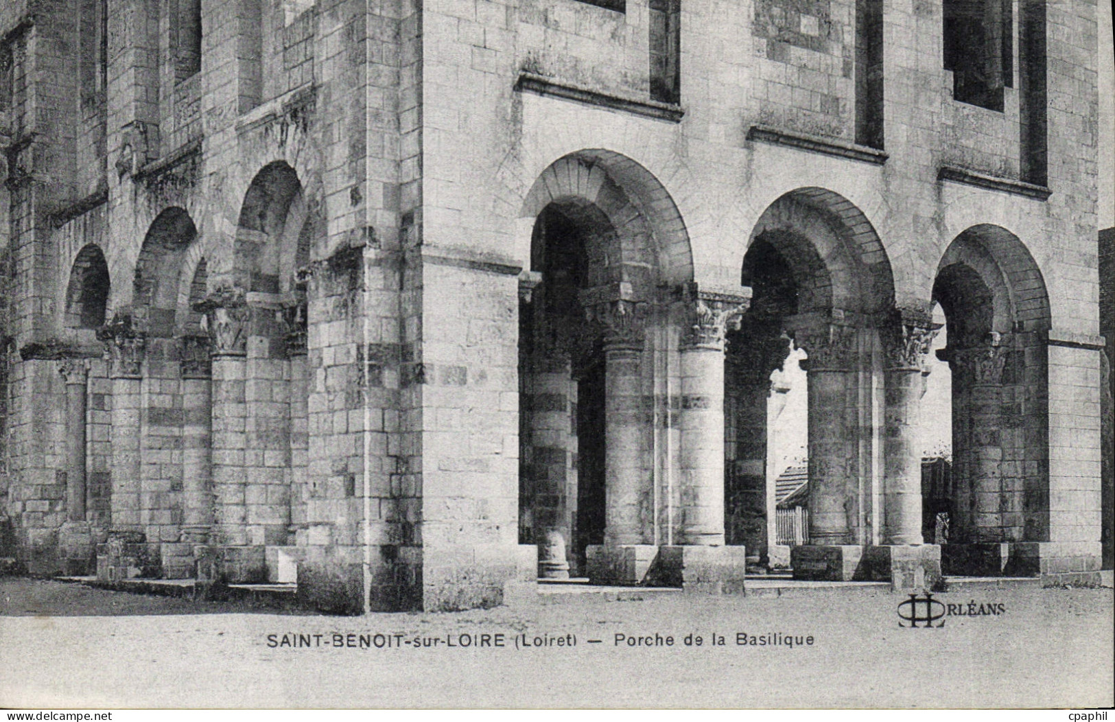 CPA Saint Benoit sur Loire Loiret Porche de la Basilique
