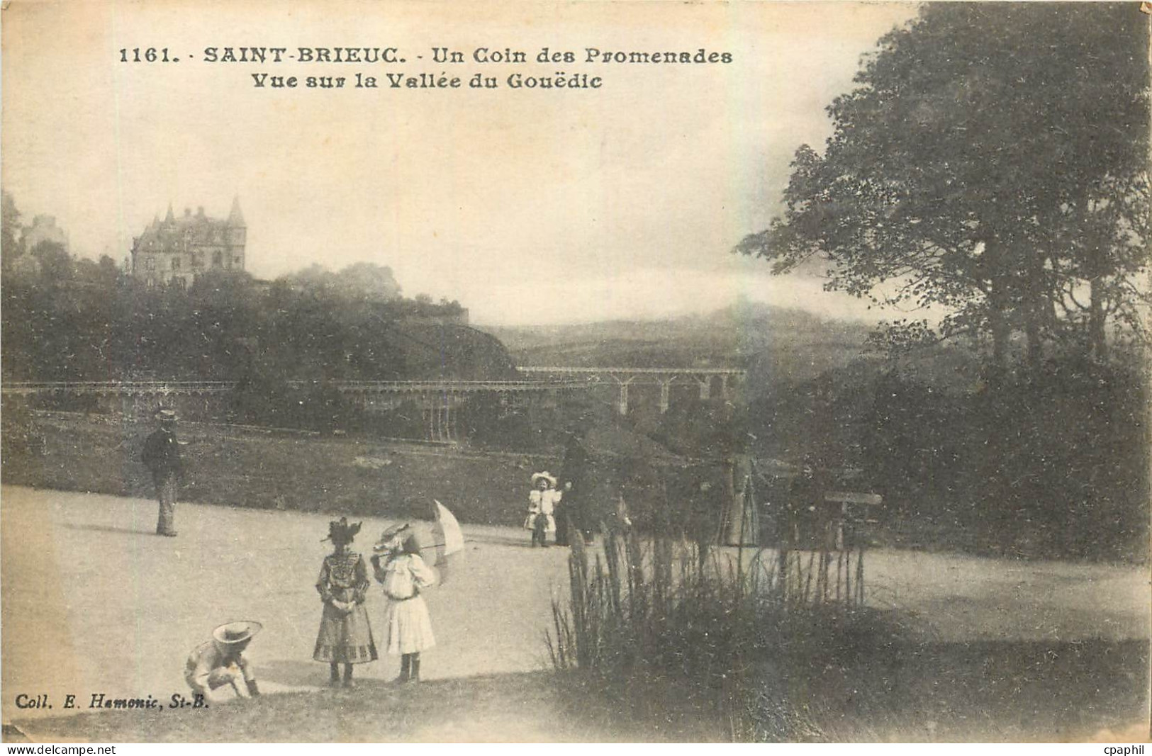 CPA Saint Brieuc Un coin des Pormenades Vue sur la Vallee du Gouedic Enfants