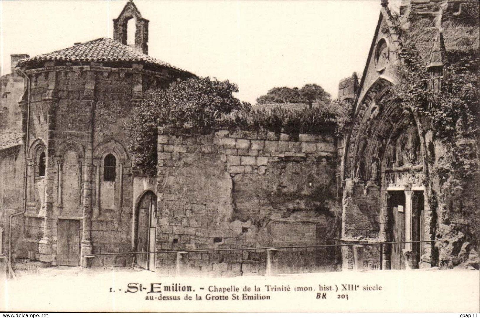 CPA Saint EMilion Chapelle de la TRinite au dessus de la grotte St Emilion