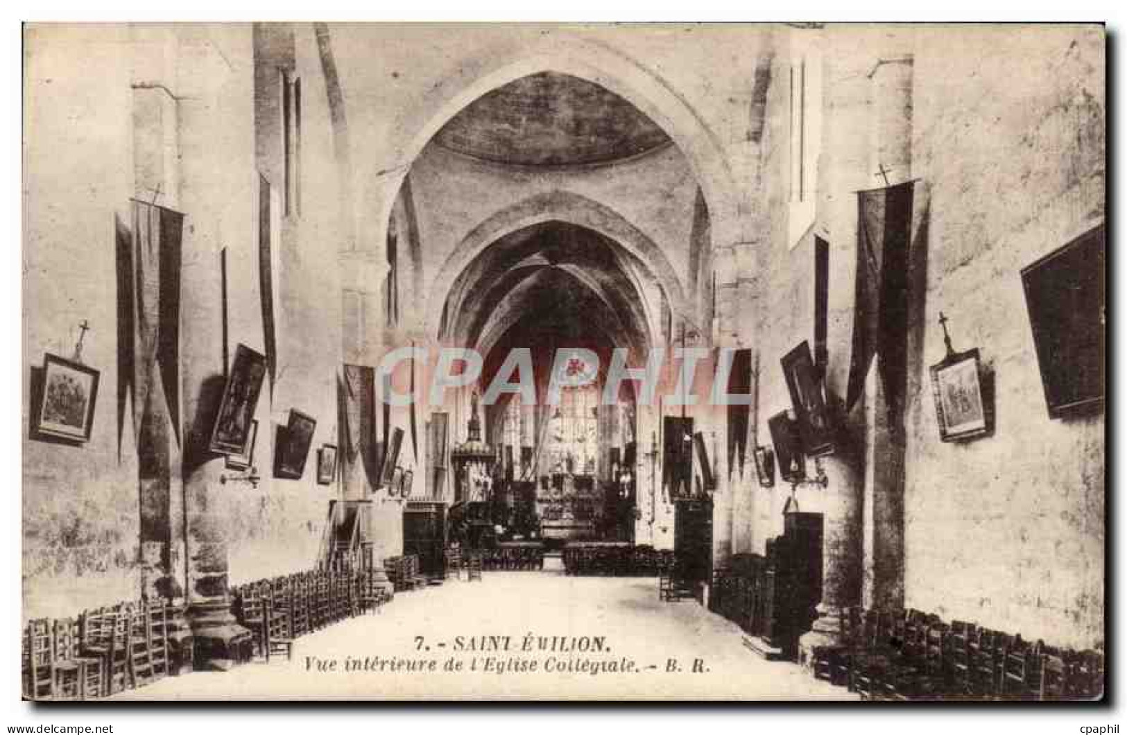 CPA Saint Emilion Vue interieure de l'eglise collegiale