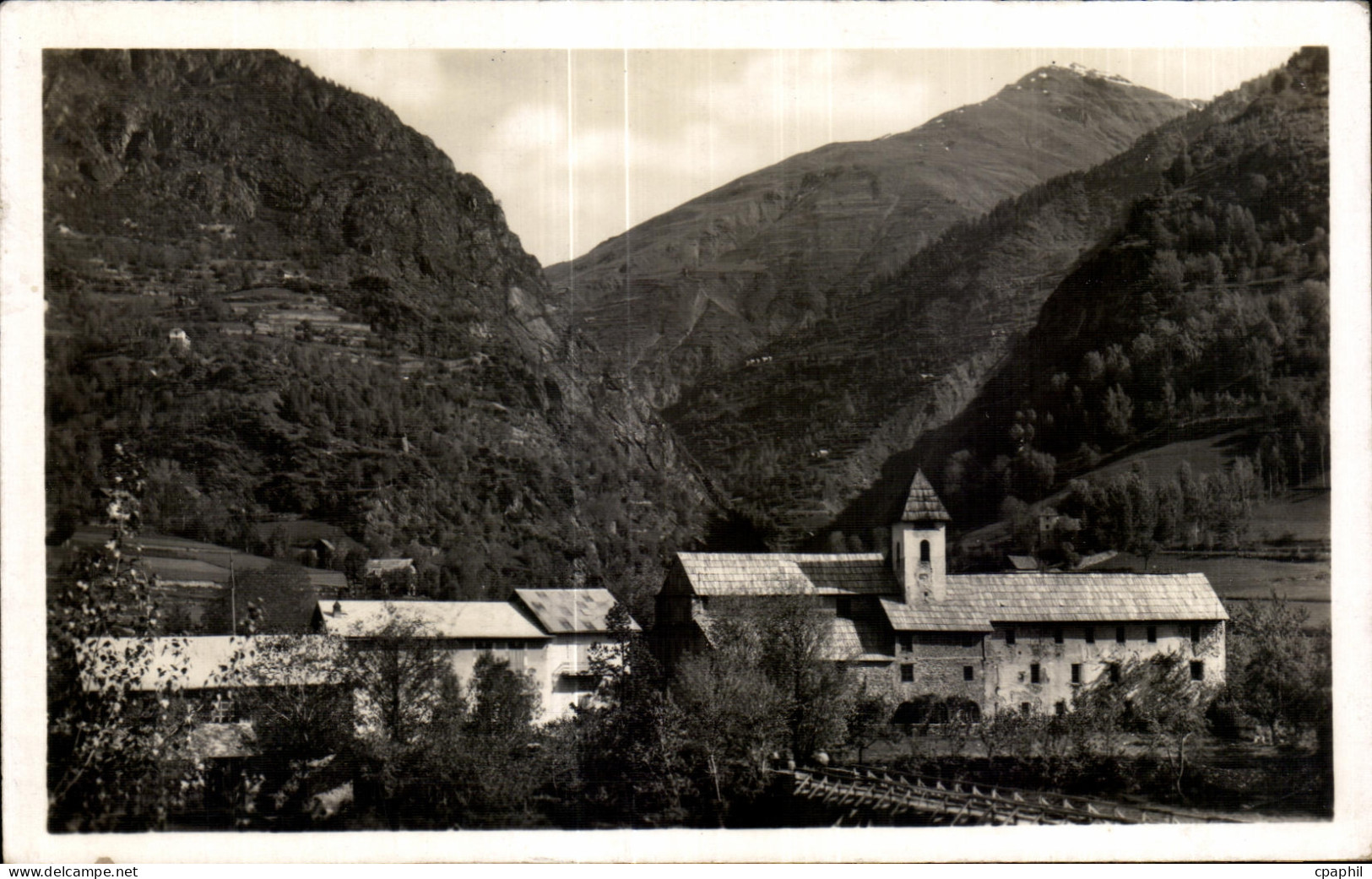 CPA Saint Etienne de Tinee Chapelle des Trinitaires et Nouvelle Caserne