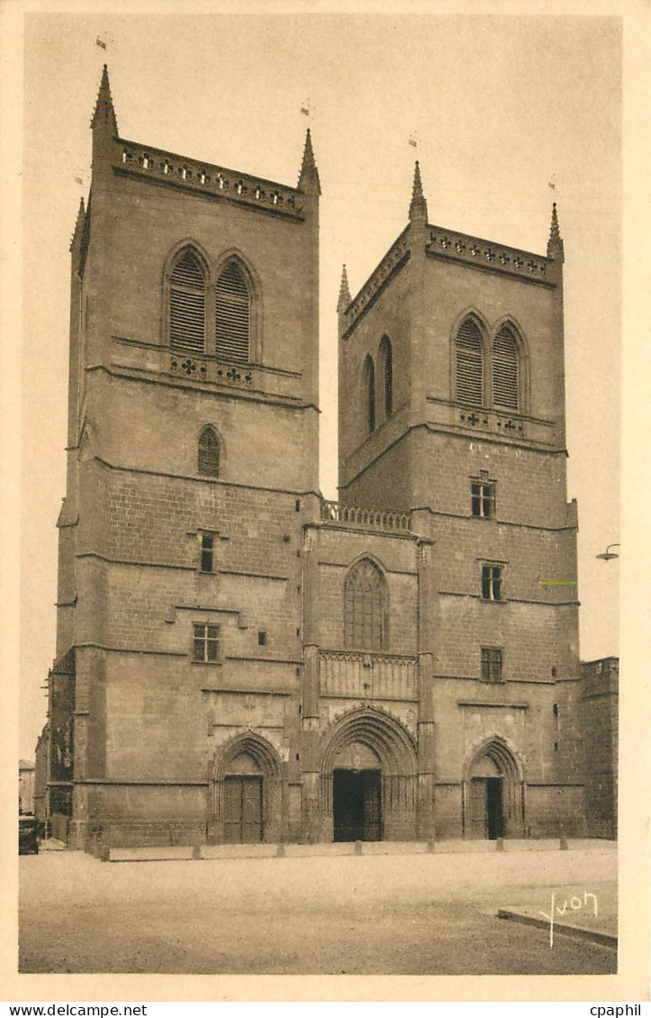 CPA Saint Flour Cantal La Cathedrale