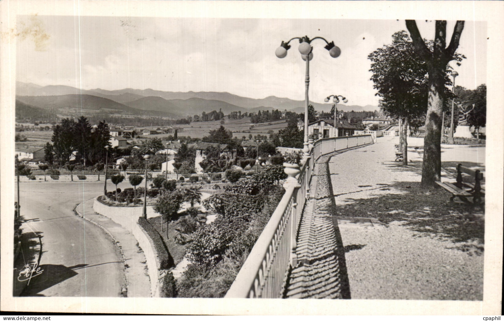 CPA Saint Gaudens Le Boulevard du Midi Vue sur les Pyrenees
