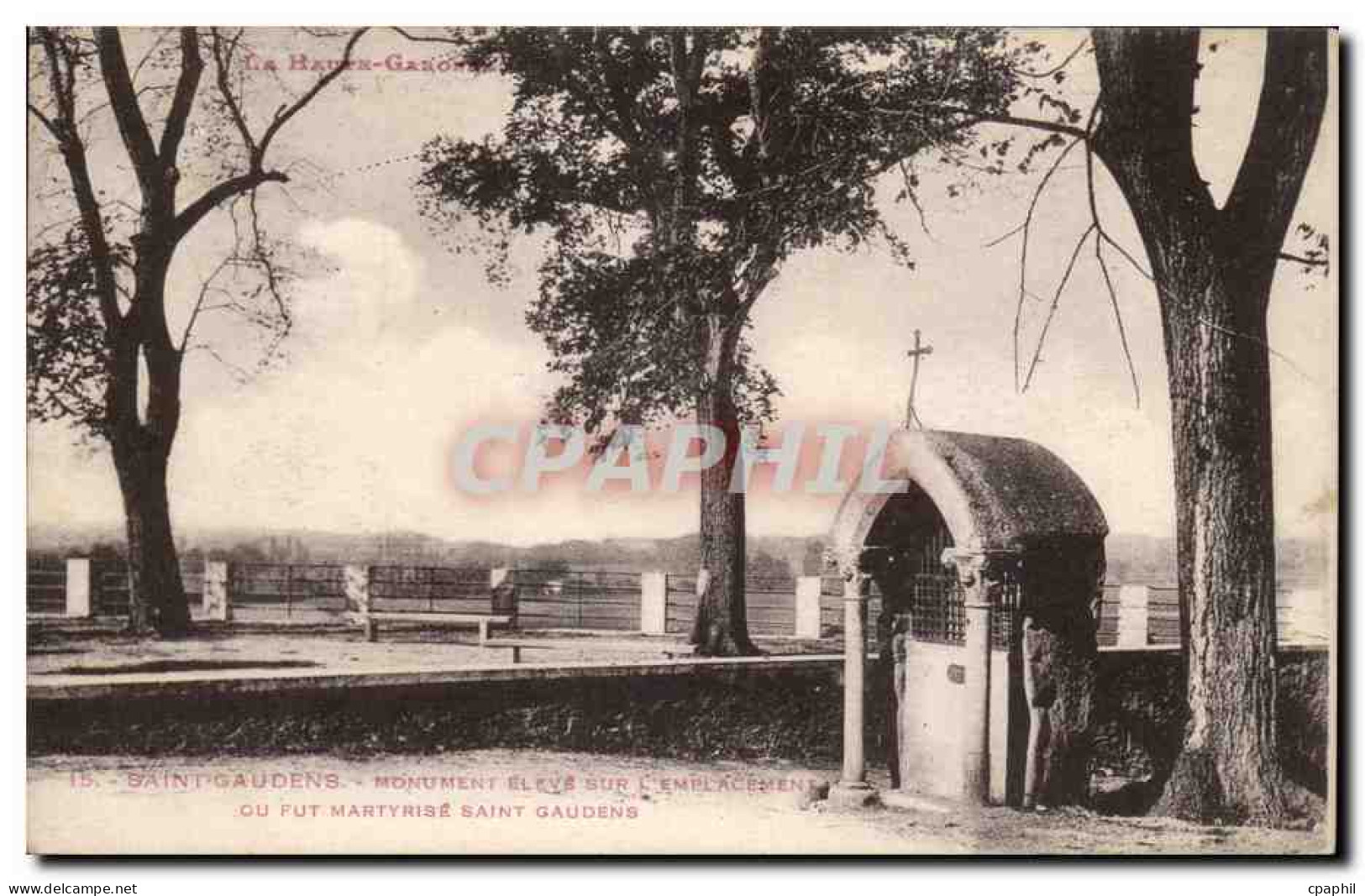 CPA Saint Gaudens Monument eleve sur l'emplacement ou fut martyrise Saint Gaudens