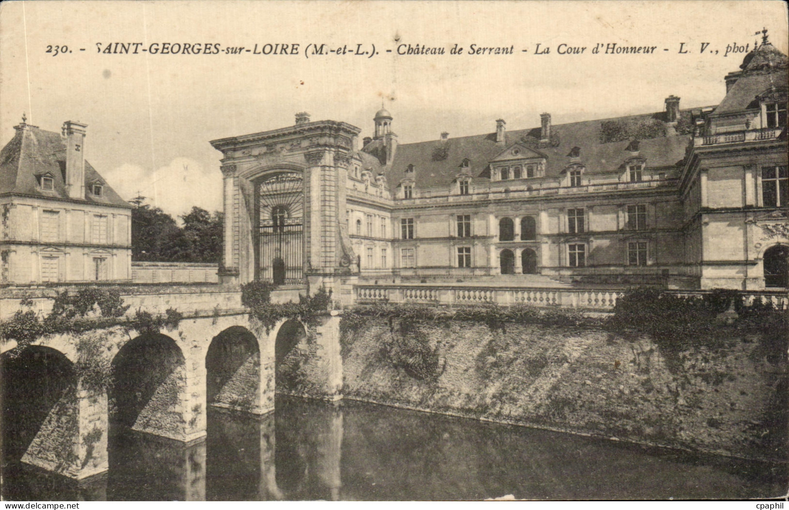 CPA Saint Georges sur Loire Cbateau de Serrant La Cour d'Honneur