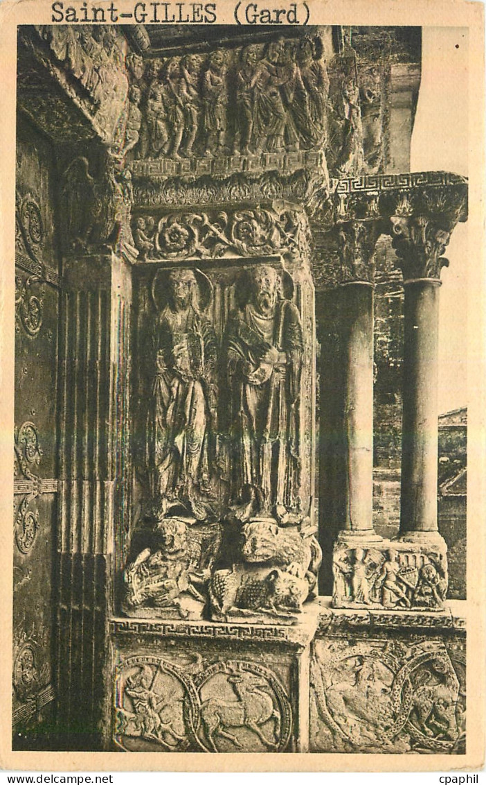 CPA Saint Gilles du Gard Gard Statue et Colonnes geminees cote gauche du portail central Basilique A