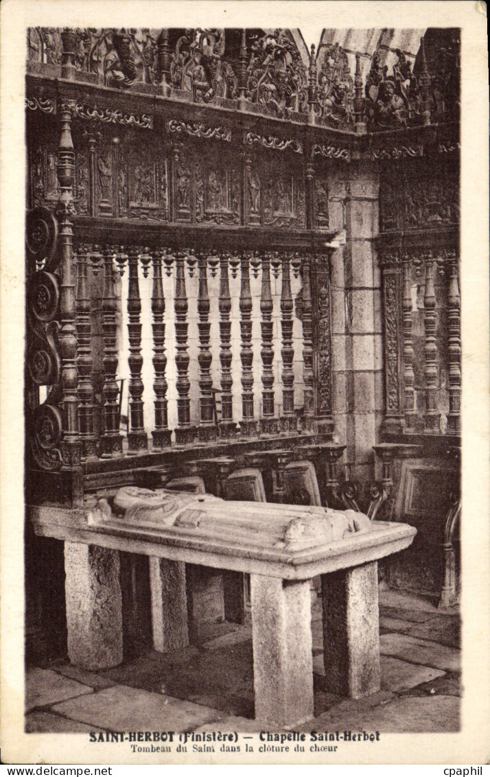 CPA Saint Herbot Chapelle Saint Herbot Tombeau du Saint dans la cloture du choeur