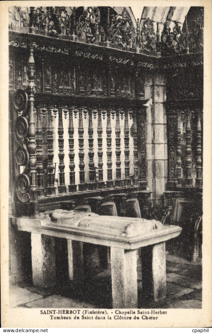 CPA Saint Herbot Chapelle Saint Herbot Tombeau du Saint Dans la Cloture du Choeur