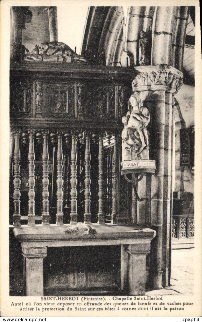 CPA Saint Herbot Finistere Chapelle Saint Herbot Autel ou l'on vient deposes en offrande des Queues