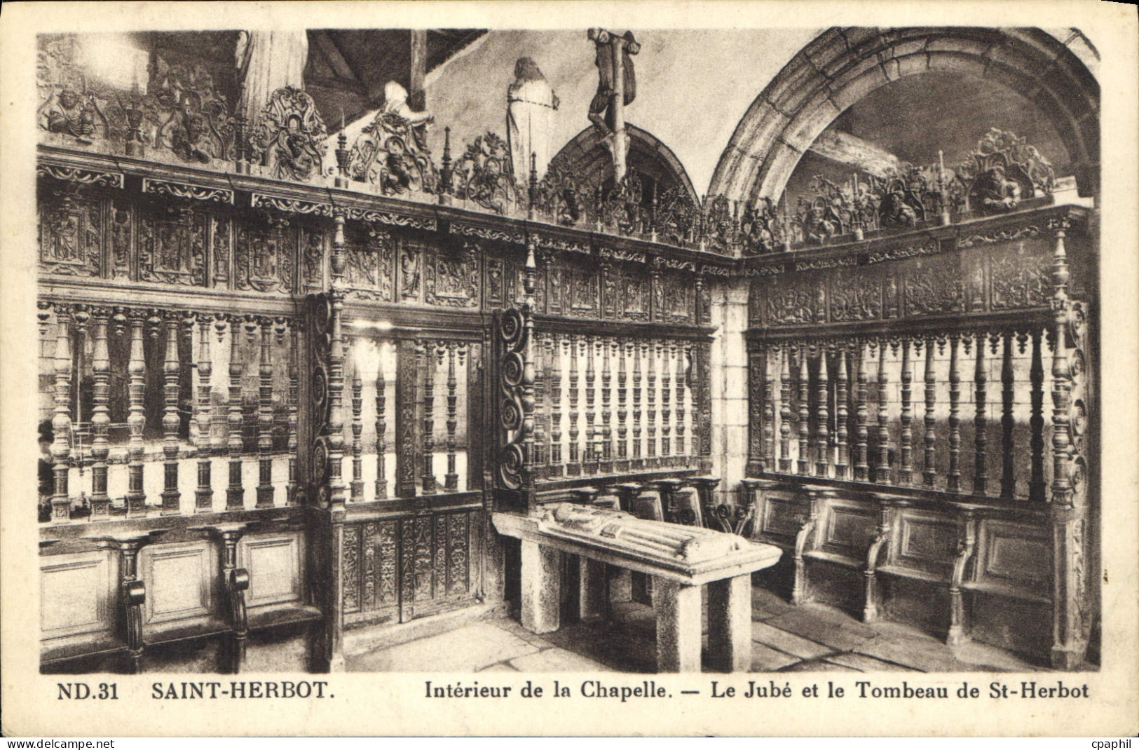 CPA Saint Herbot Interieur de la Chapelle Le Jube et le Tombeau de St Herbot