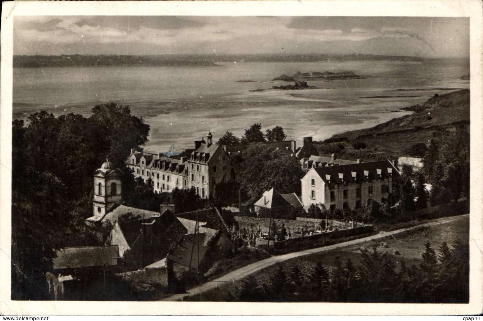 CPA Saint Jacut de la Mer C du N l'Abbaye et vue des Petite Roches et Grosses Roches
