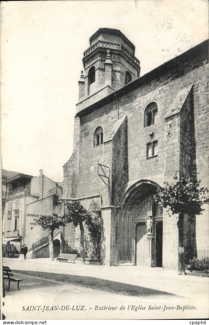 CPA Saint Jean de Luz Exterieur del'Eglise Saint Jean Baptiste