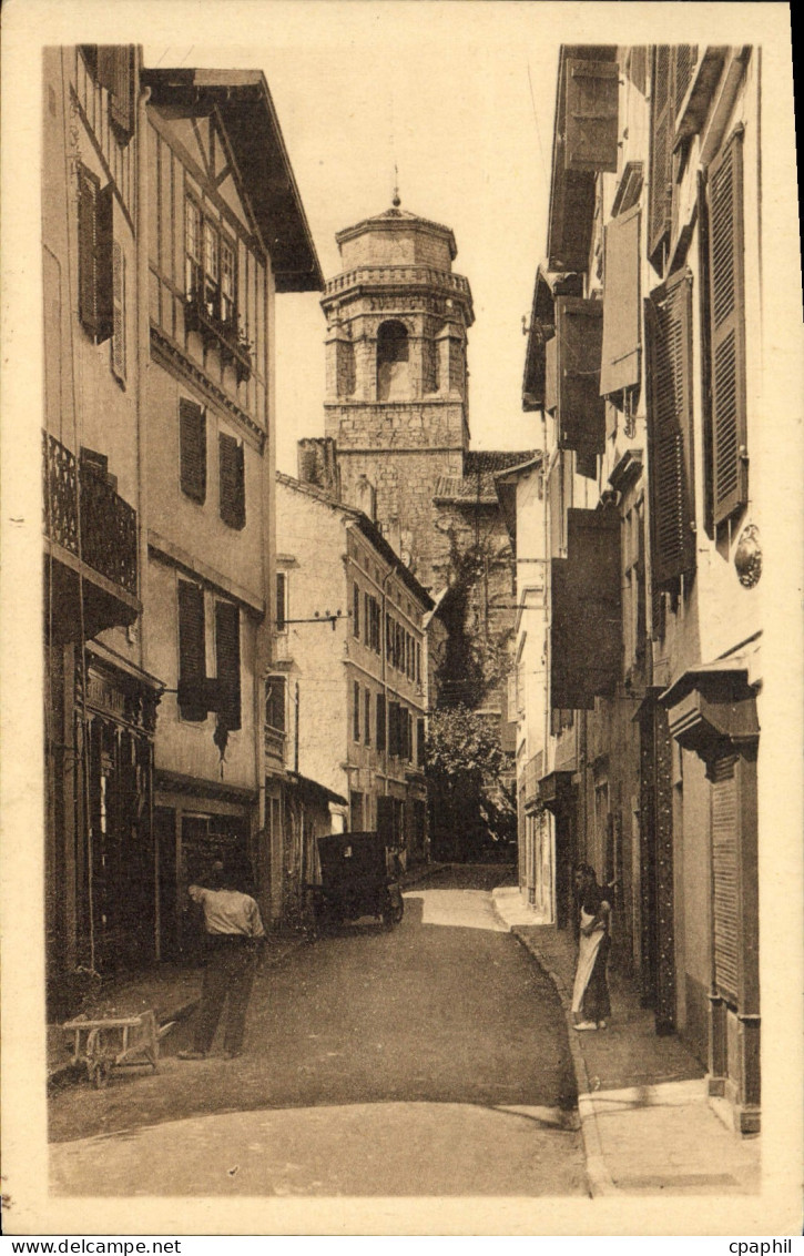 CPA Saint Jean de Luz Rue Saint Jean et le Clocher de l'Eglise