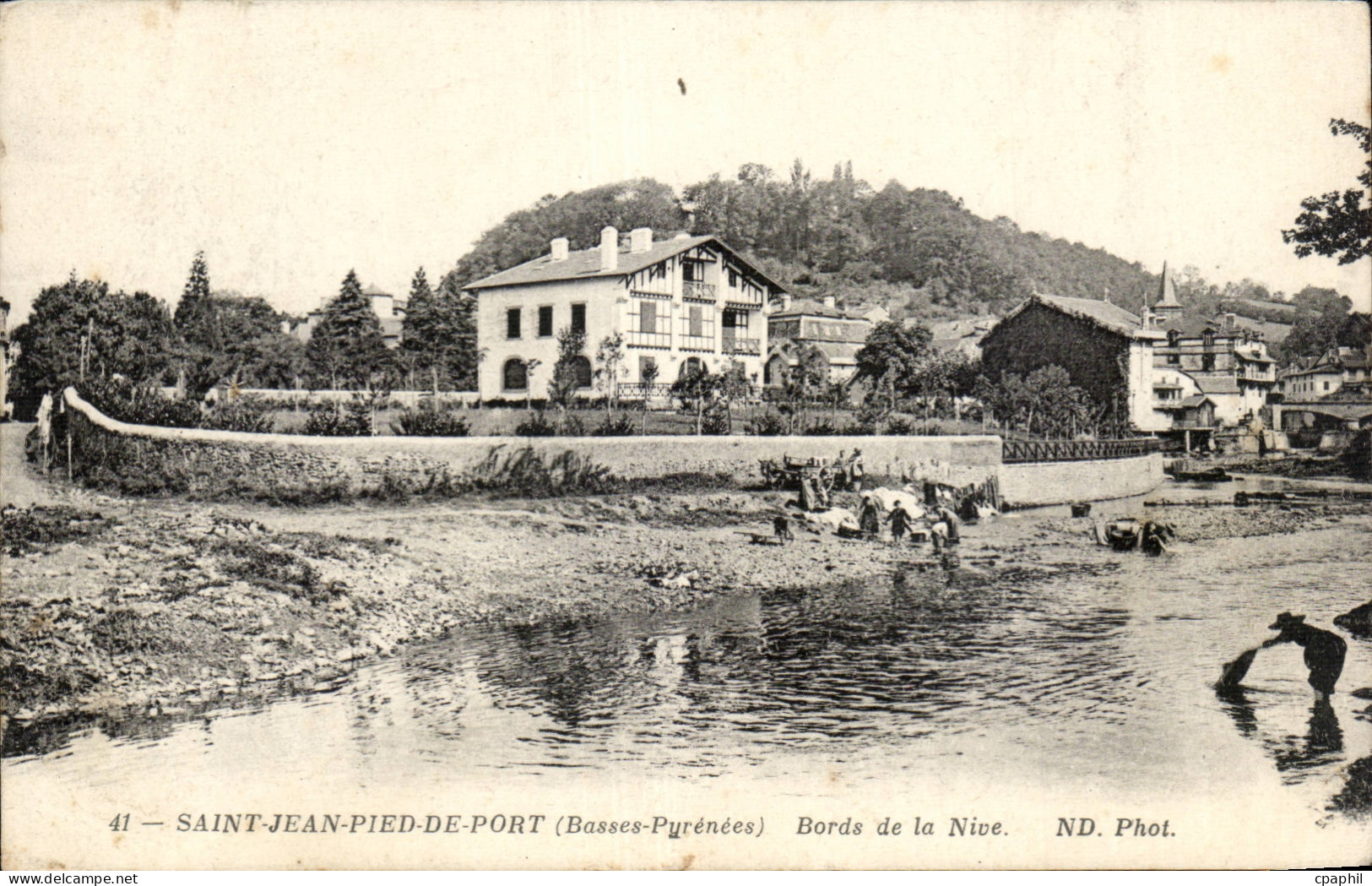 CPA Saint Jean Pied de Port Bords de la Nive Animee