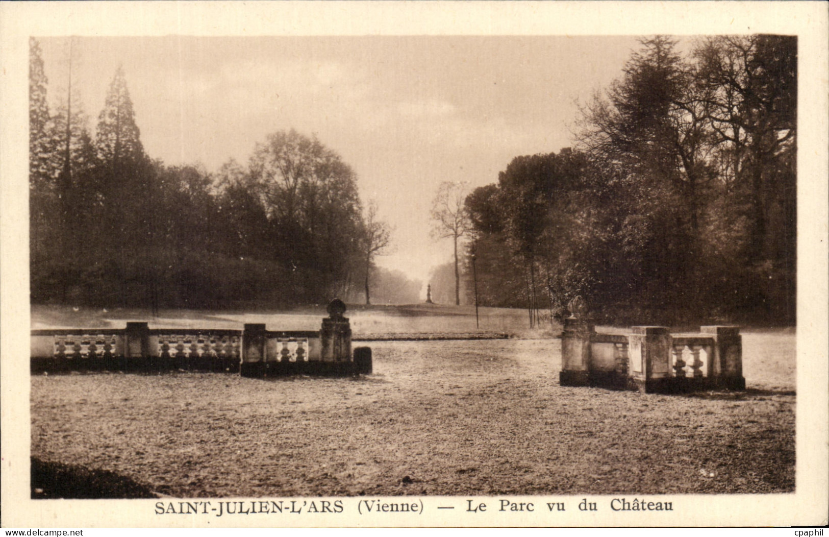 CPA Saint Julien L'Ars Le Parc vu du Chateau