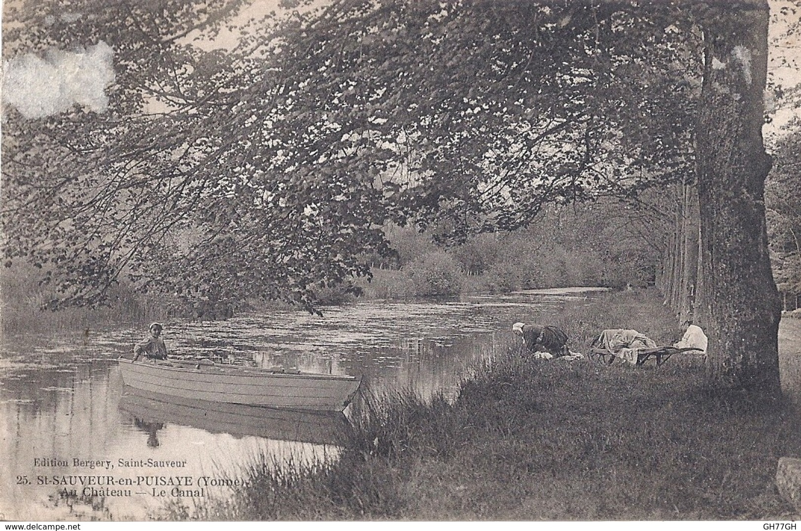 CPA SAINT-SAUVEUR-EN-PUISAYE "au château - le canal"