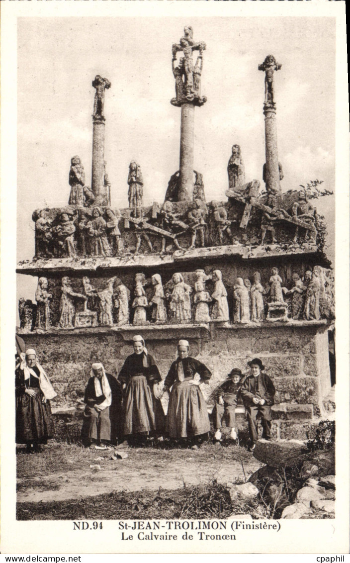 CPA Saint Trolimon Finistere Le Calvaire de Tronoen Folklore