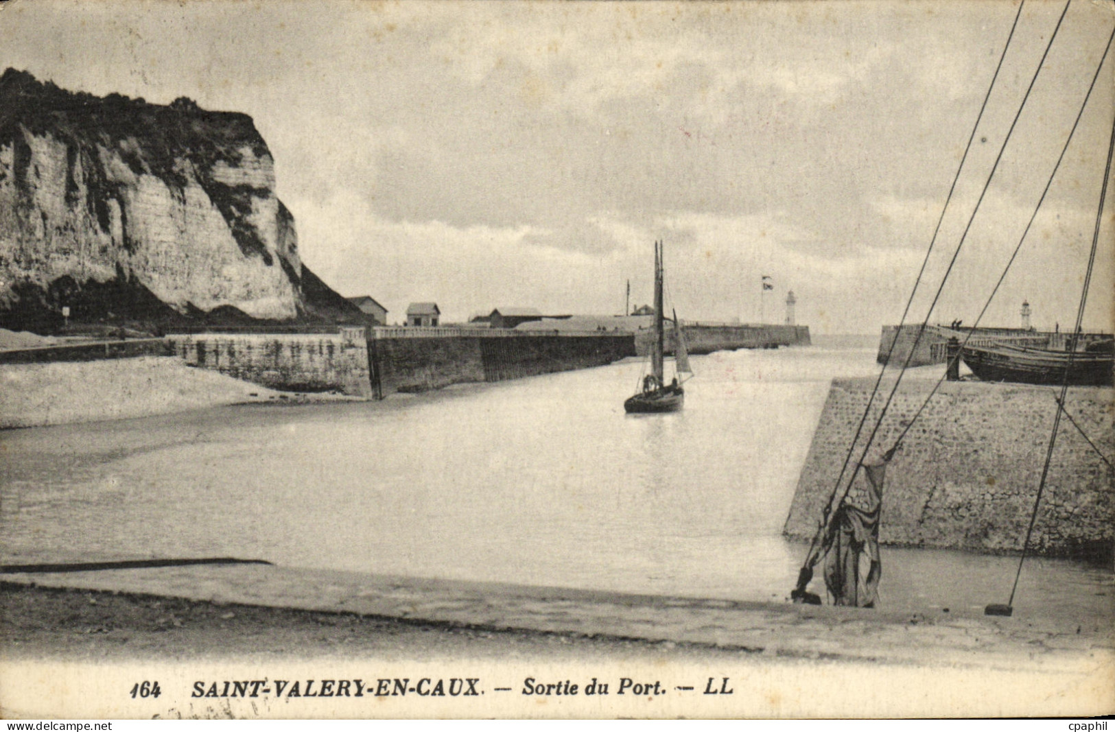 CPA Saint Valery en Caux Sortie du Port