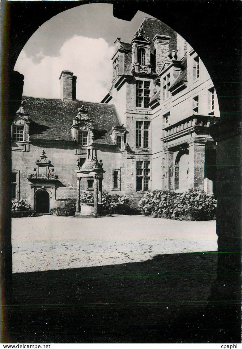 CPA Saint Vougay Finistere Le Chateau de Kerjean La Cour