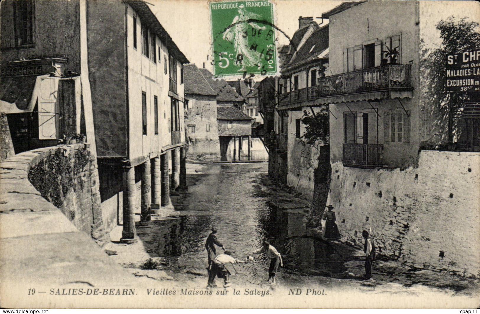 CPA Salies de Bearn Vieilles maisons sur la Saleys
