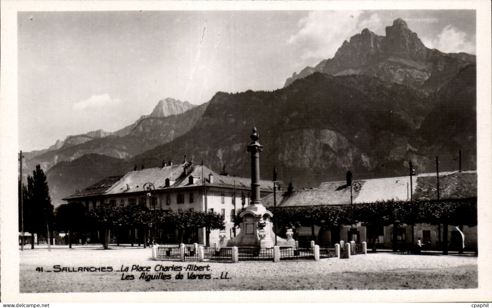 CPA Sallanches La place Charles Albert Les aiguilles de Varens