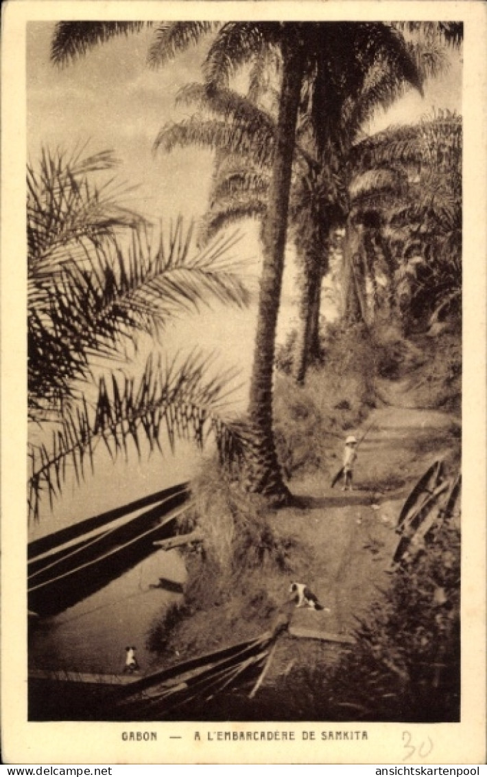 CPA Samkita Gabun, Boot am Ufer, Palmen