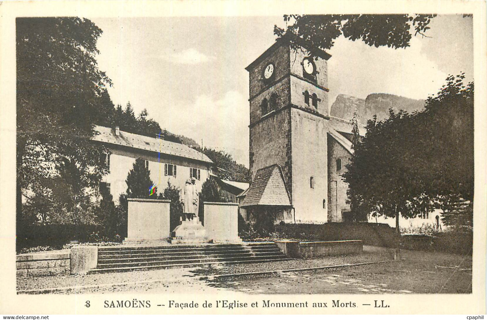 CPA Samoens Facade de l'Eglise et Monument aux Morts