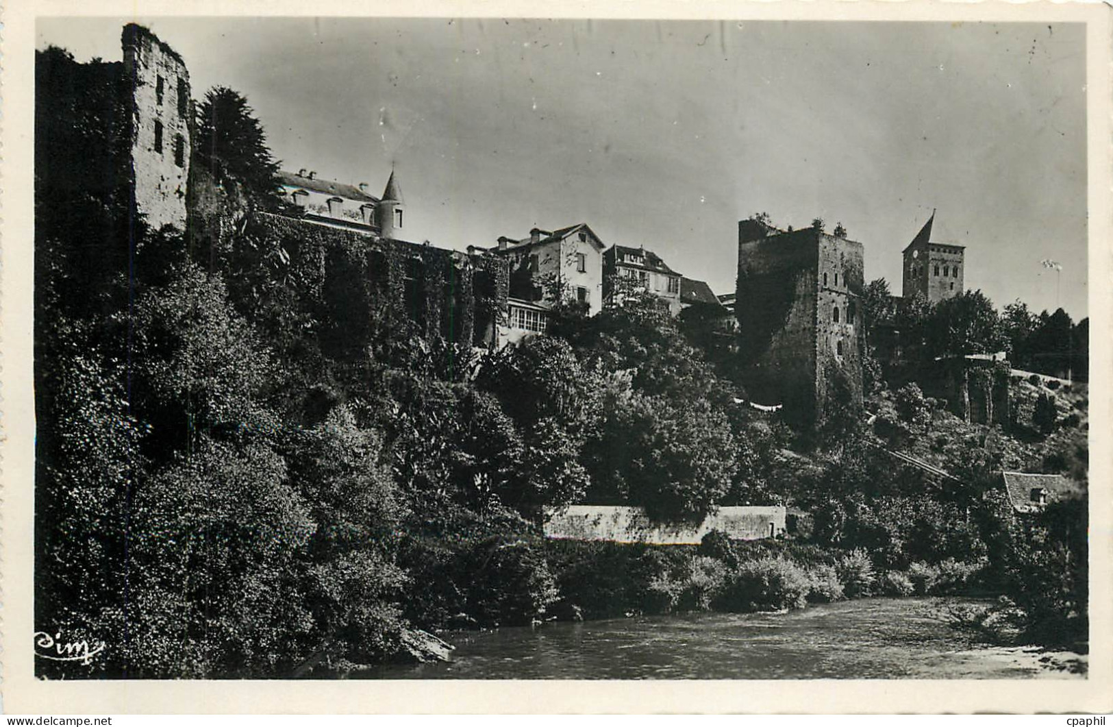 CPA Sauveterre de Bearn BP Les ruines des Souverains du Bearn et le Tour Montreal Le Gave aux beaux