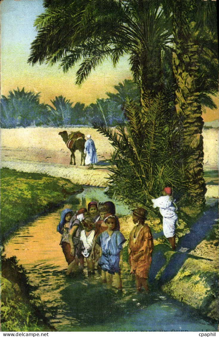 CPA Scenes Et Types Enfants se baignant dans un oued