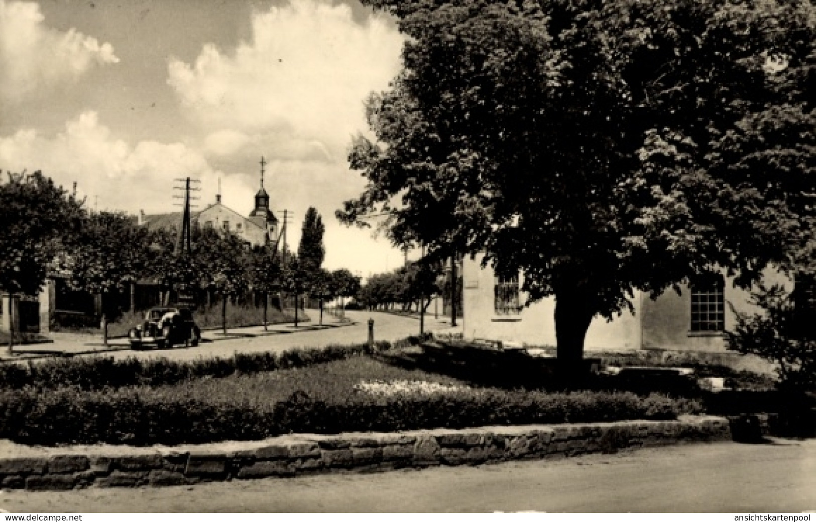 CPA Schkölen in Thüringen, Blick zur Bahnhofstraße, Auto, Kirche