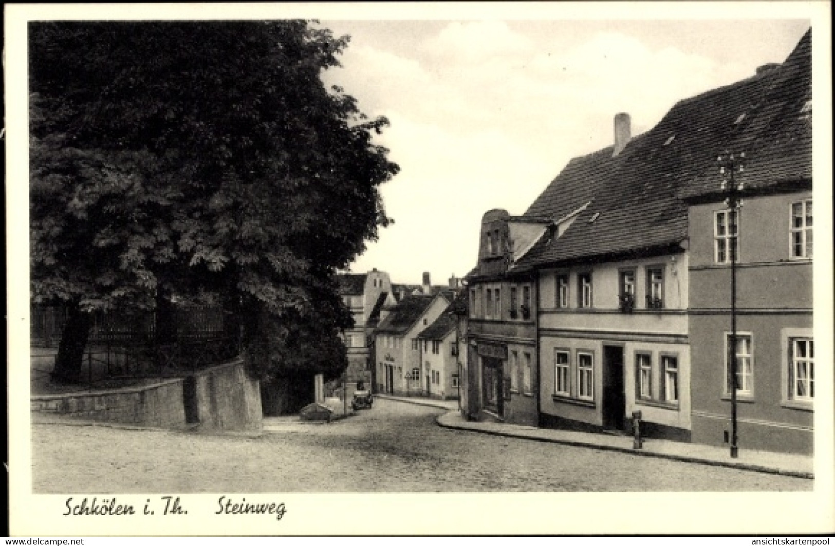 CPA Schkölen in Thüringen, Schöne Straßenansicht, Architektur, ruhige Umgebung, Schwarz-Weiß-Foto