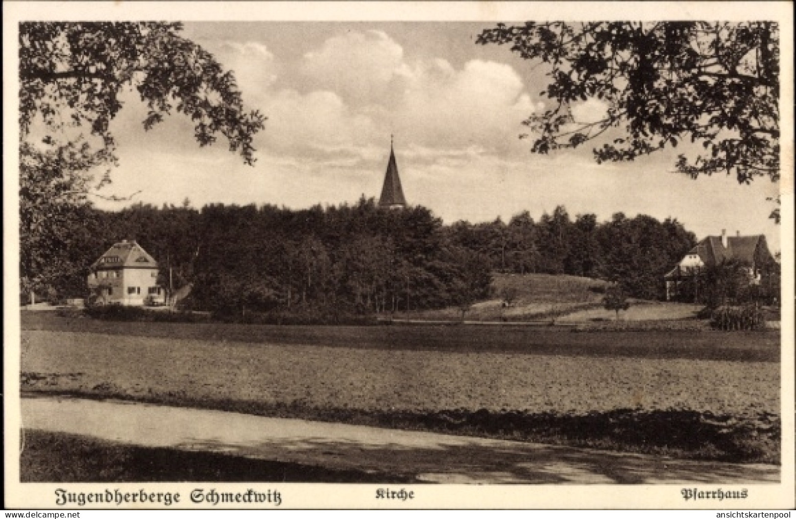 CPA Schmeckwitz Oberlausitz, Jugendherberge Kirche, Pfarrhaus, ländliche Umgebung