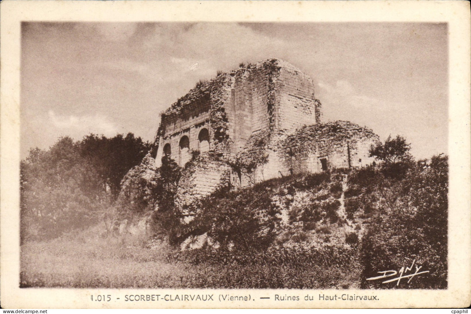 CPA Scorbe Clairvaux (Vienne) Ruines du Haut Clairvaux