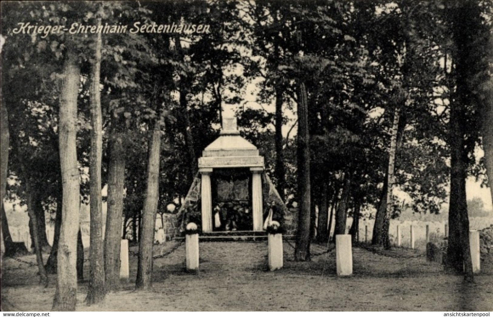CPA Seckenhausen Stuhr in Niedersachsen, Krieger-Ehrenhain Denkmal, Bäume, Weg