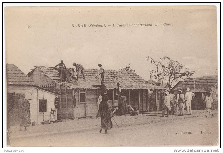CPA SENEGAL - DAKAR - INDIGENES CONSTRUISANT UNE CASE