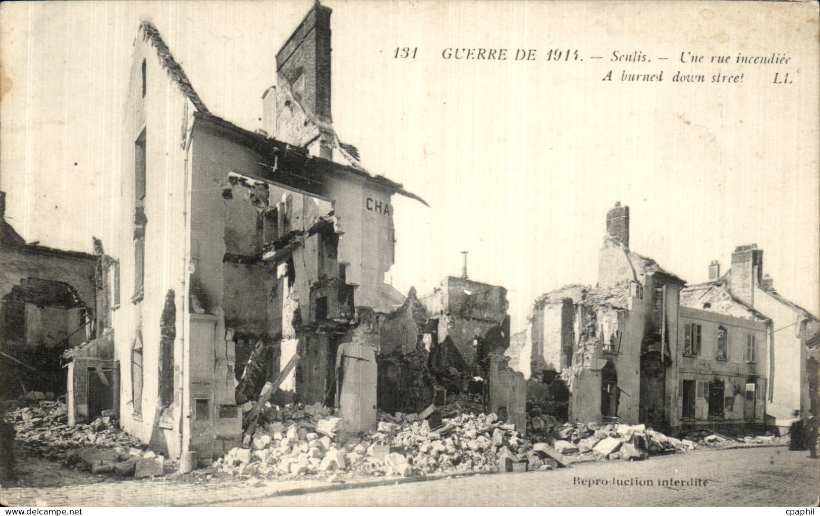 CPA Senlis Une Rue Incendiee Militaria