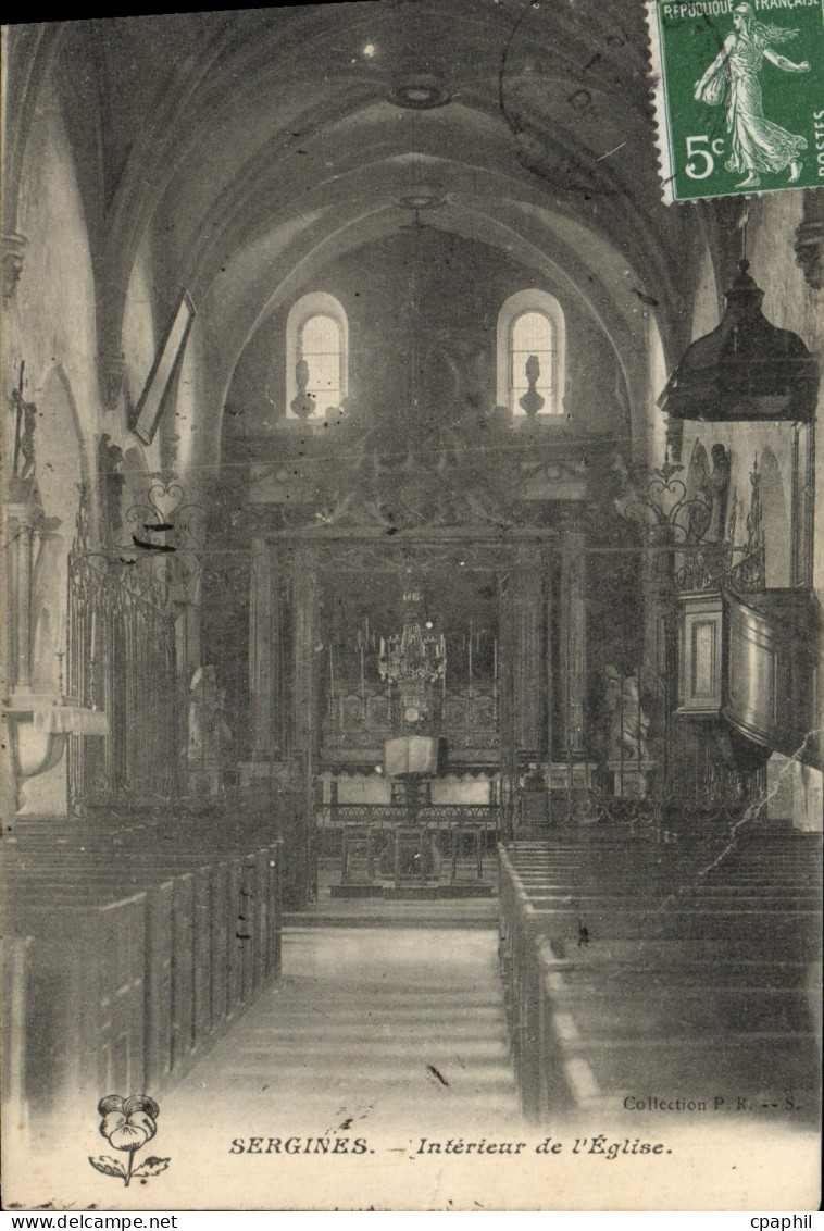 CPA Sergines Interieur de l'Eglise