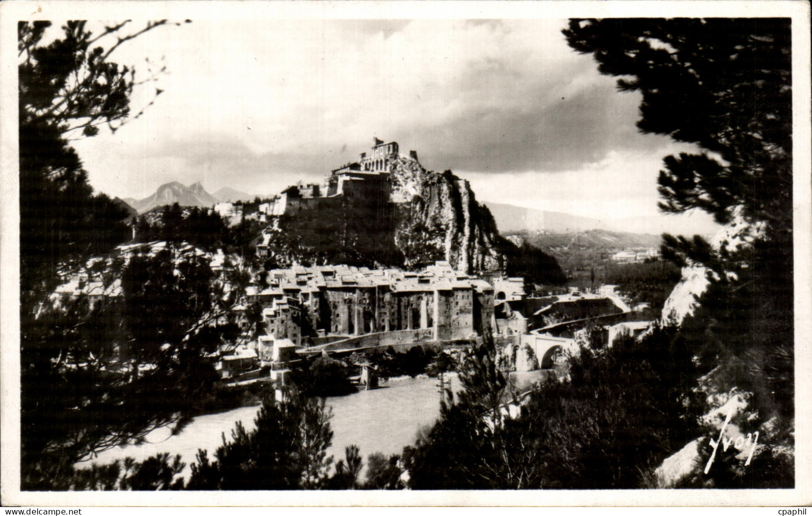 CPA Sisteron (Bses Alpes) La Durance et la citadelle