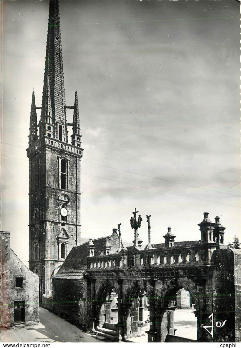 CPA Sizun Finistere L'Arc de Triomphe et l'elegant clocher de l'eglise